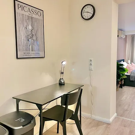 For Up To 4 Persons, Free Wifi, In Hamburg *