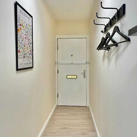 For Up To 4 Persons, Free Wifi, In * Hamburg